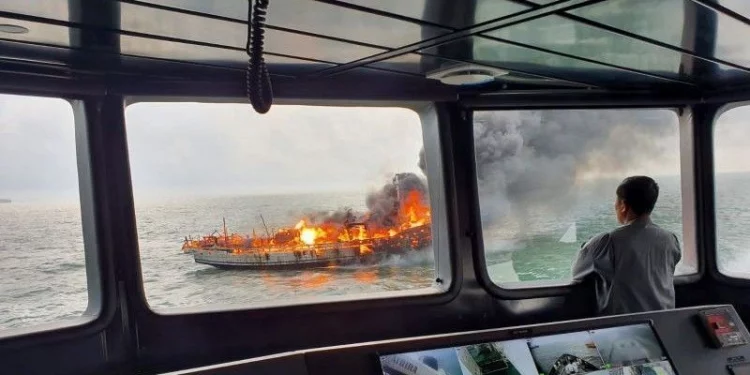 Satu Orang Meninggal Dalam Peristiwa Kebakaran Kapal di Perairan Karimun