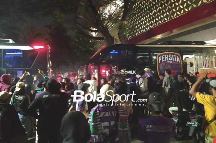 Suporter Persita Tangerang Geruduk Bus Pemain Usai Kalah Telak dari PSIS Semarang, Bawa-bawa Nama Persipura
