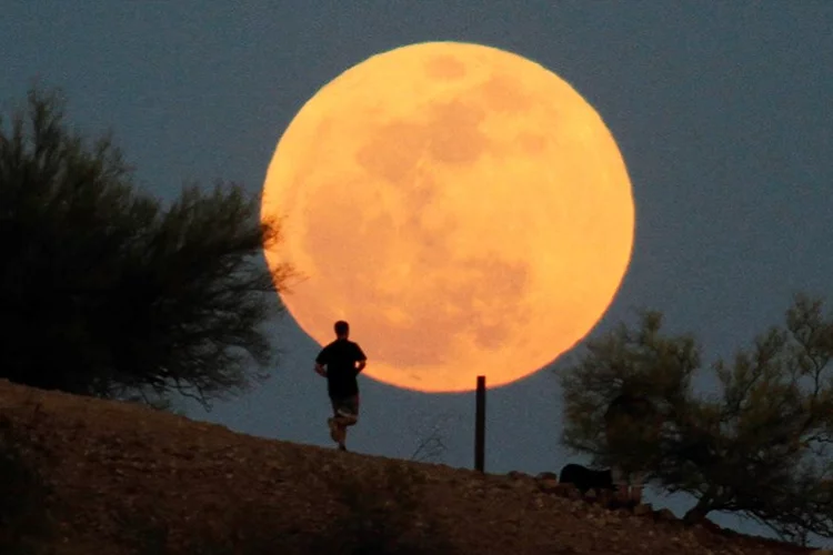 Peristiwa Astronomi Langka, Strawberry Supermoon Akan Hiasi Langit Malam Ini