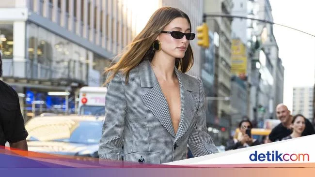 Hailey Bieber Makan Malam Hanya Pakai Blazer, Pamer Kaki Jenjang