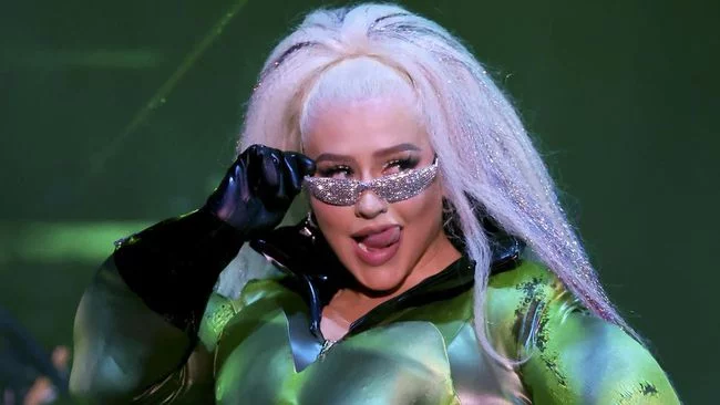 Kontroversi Christina Aguilera, Pakai Dildo hingga Cium Madonna