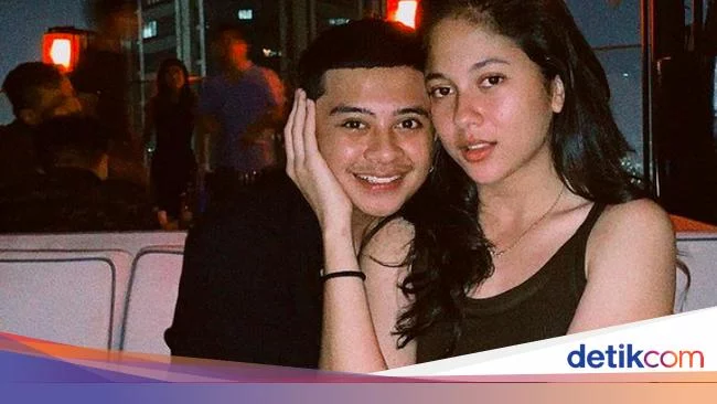 8 Foto Gaya Pacaran Bastian Steel & Adik Putri Marino yang Sering Dihujat