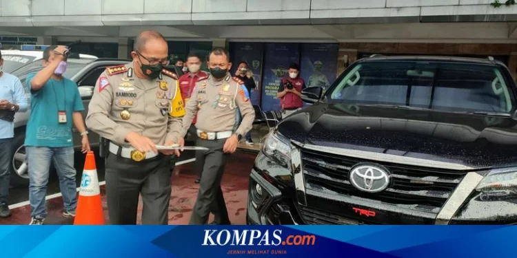 Saat Mobil Berpelat RFY Terobos "Busway", Diloloskan Polisi dan Baru Ditindak Usai Videonya Viral... Halaman all