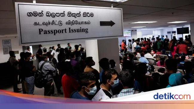 Warga Sri Lanka Antre Paspor Berhari-hari Demi Cari Uang di Negeri Orang