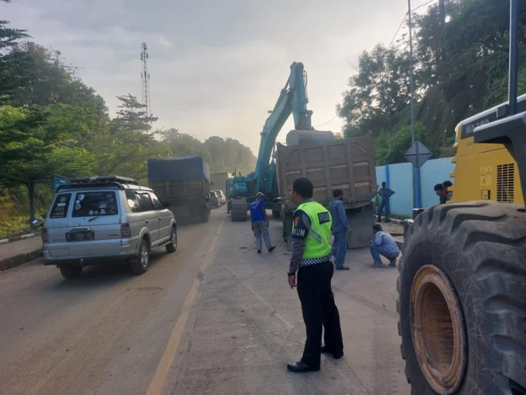 Truk Terguling, Satlantas Polres Cilegon Evakuasi Kecelakaan