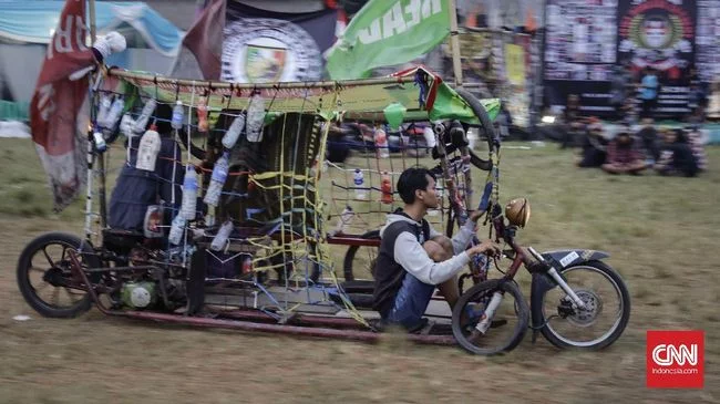 Bule Heran Lihat Vespa Gembel, Kagumi Solidaritas Komunitas