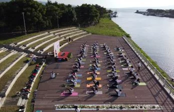 In Picture: Hari Yoga Internasional di Pantai Boom Pulau Wangi