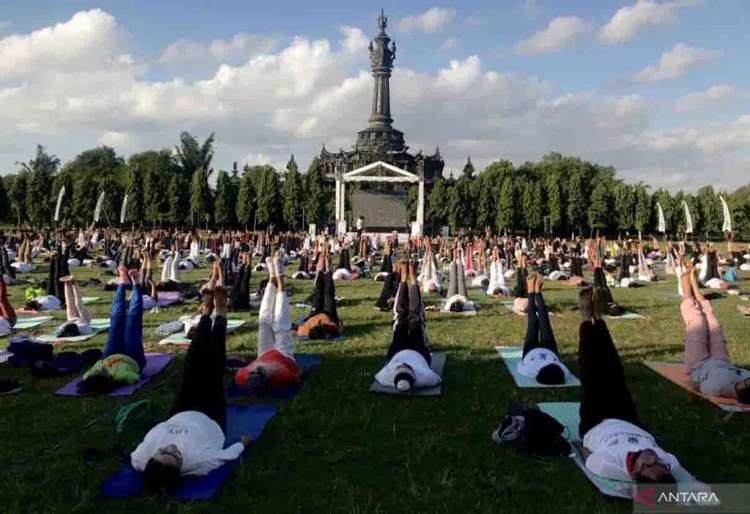 1.000 Peserta Ramaikan Hari Yoga Internasional di Bali, Manfaatnya Nyata