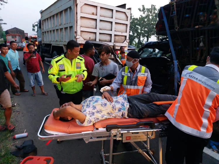 Ngantuk Berakibat Vatal, Ditlantas Polda Banten Evakuasi Korban Kecelakaan Mobil