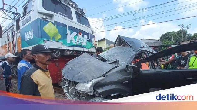 10 Fakta Ngeri Mobil Tertabrak KA hingga Korban Tewas Sulit Dievakuasi