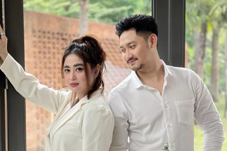 Angga Wijaya ceraikan istri, kerabat ungkap perlakuan Dewi Perssik ke suami: Saya kaget dia bisa lakukan itu
