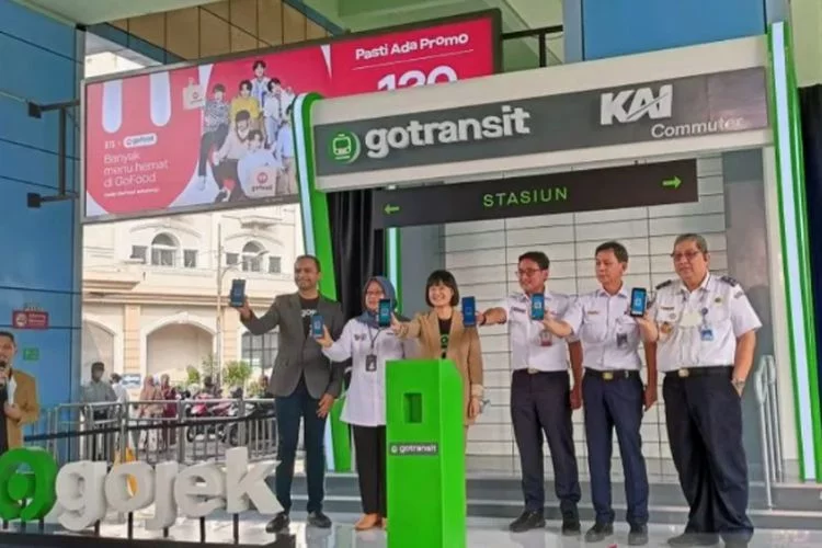 Kolaborasi dengan PT Kereta Commuter Indonesia, Kini Beli Tiket KRL Bisa Lewat Aplikasi Gojek
