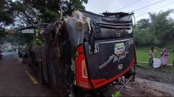 Update Kecelakaan Bus Terjun ke Jurang: Badan Bus Berhasil Diangkat, 1 Korban dalam Pencarian
