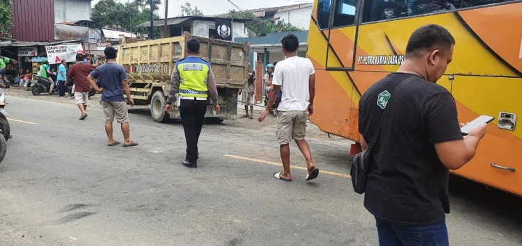 Bus terguling Di Cibadak, Satlantas Polres Lebak Evakuasi Korban
