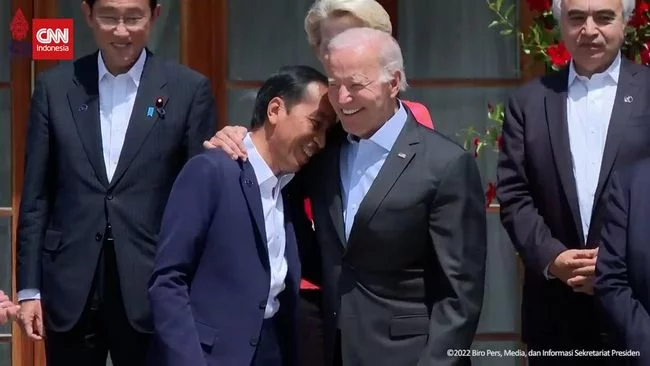 VIDEO: Momen Jokowi di G7: Disapa PM Jepang sampai Dirangkul Biden