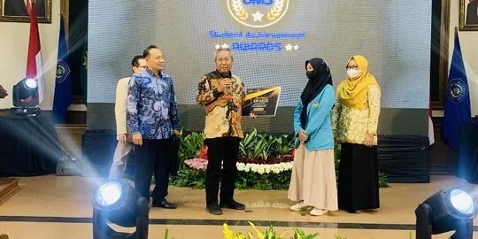 Cerita Mahasiswi UMS Peraih Prestasi Terbanyak Nasional dan Internasional