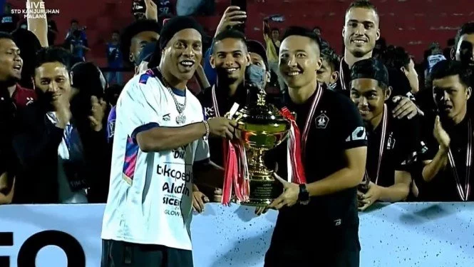 Tak Terima Tudingan 'Adu Kungfu', Persik Kembalikan Trofeo Ronaldinho