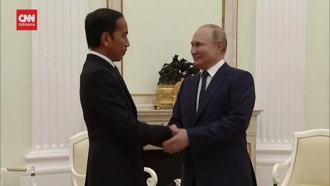 VIDEO: Momen Jokowi Disambut Senyum Ramah Putin di Rusia