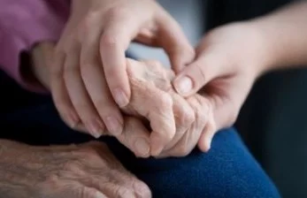 Mengenali Risiko Penyakit Parkinson Lewat Cara Berjalan