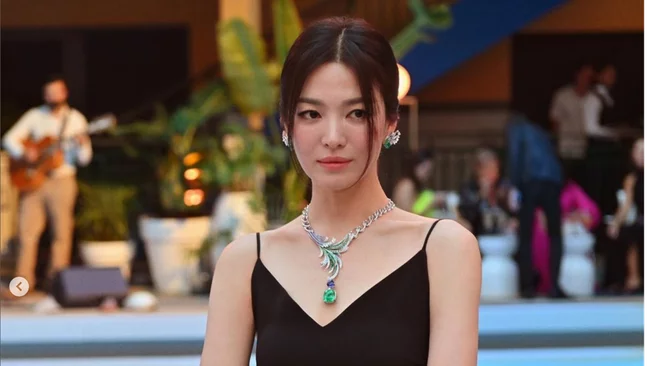 7 Potret Song Hye Kyo Tampil Flawless di Usia 40 Th, Curi Perhatian Bergaun Hitam