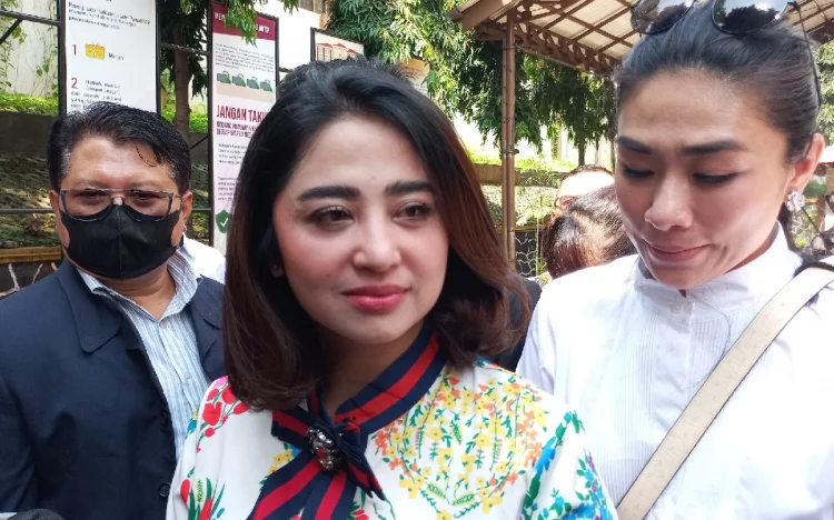 3 Berita Artis Terheboh: Angga Sampaikan Pesan, Dewi Perssik Siap-Siap Saja