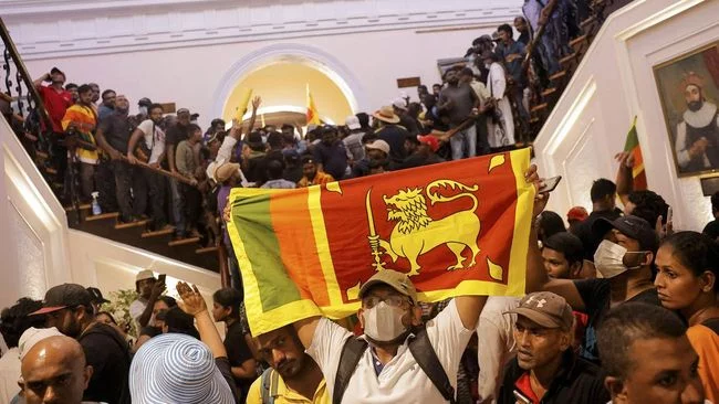 FOTO: Demonstran Duduki Rumah Presiden Sri Lanka yang Kabur