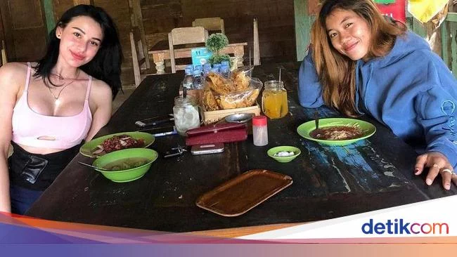 Nora Alexandra Ternyata Doyan Makan di Warung Kaki Lima