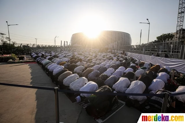 Foto : Kekhusyukan Jemaah Salat Iduladha 1443 H di Stadion Jakarta Internasional