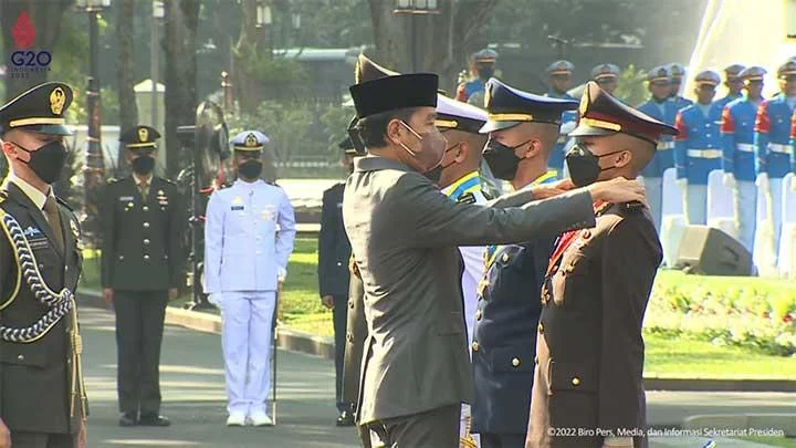 Jokowi Lantik Taruna Akmil dan Akpol Jadi Perwira TNI dan Polri Tahun 2022
