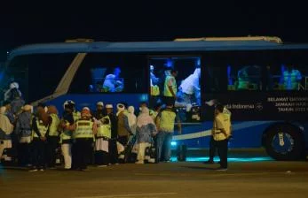 In Picture: Jamaah Haji Kloter 1 Padang Tiba di Bandara Internasional Minangkabau