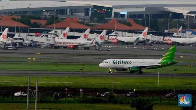 Dobel 'Kiamat', Harga Tiket 'Meledak' Plus Airport Tax Naik