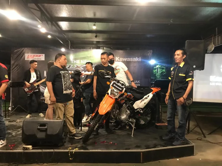 Kawasaki KLX 230 Super Moto Resmi diperkenalkan ke Pencinta Otomotif di Kalbar