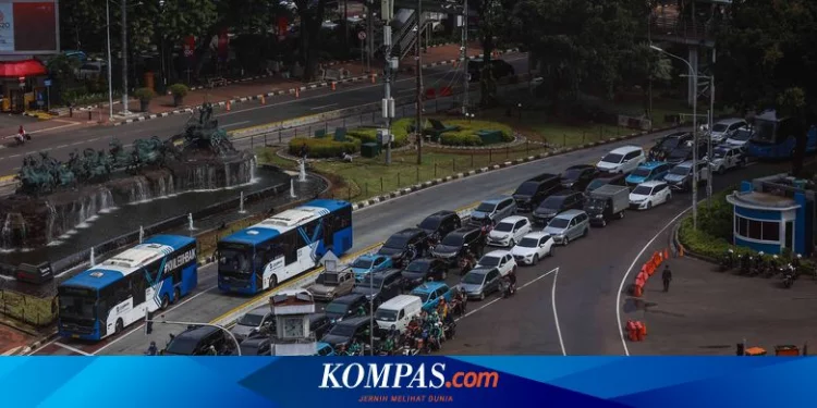 Seorang Penumpang Tewas Tertabrak Bus Transjakarta yang Dinaikinya di Senen