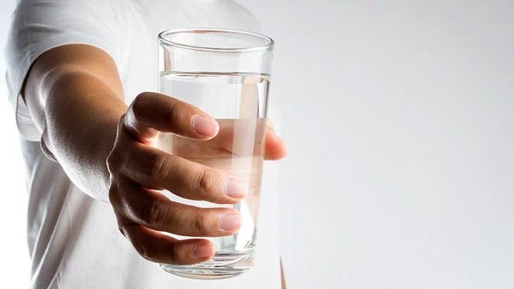 Pakar Sebut Cukup Minum Air Bisa Turunkan Tekanan Darah Tinggi