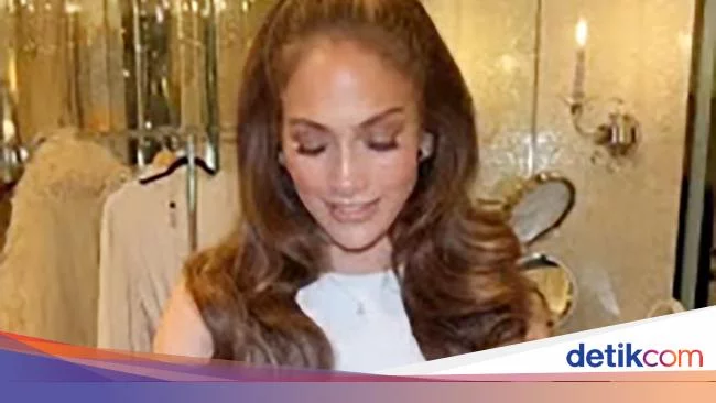 Penampilan Cantik Jennifer Lopez Dinikahi Ben Affleck, Pakai Gaun Jadul