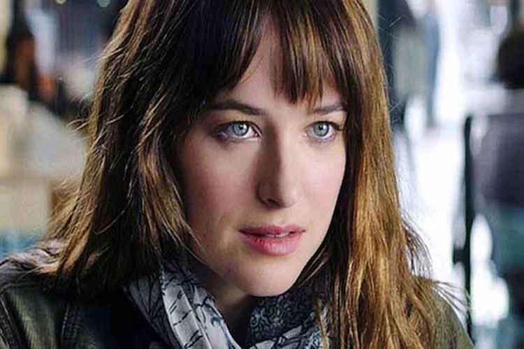 Sinopsis Film Persuasion 2022 di Netflix, Dibintangi Dakota Johnson dan Henry Golding