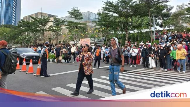 Pro Kontra Citayam Fashion Show Catwalk di Zebra Cross