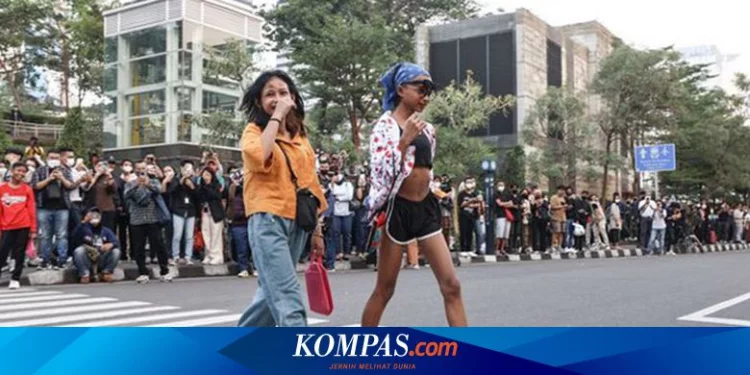 Baim Wong dan Indigo Daftarkan Citayam Fashion Week, Warganet: Created by The Poor, Stolen by The Rich Halaman all