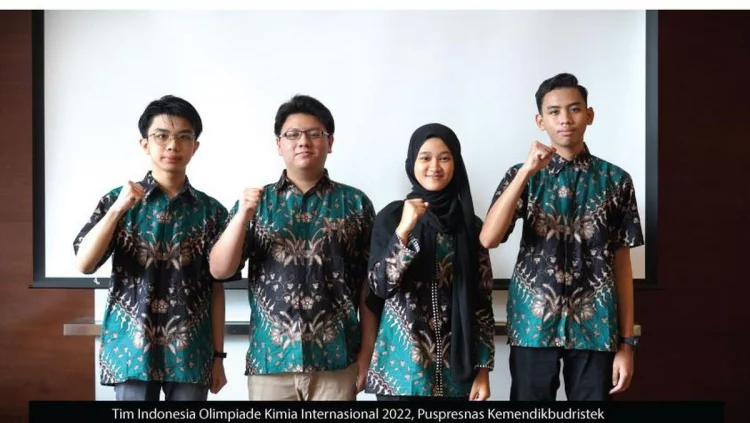 Tim Indonesia Raih 4 Medali Perak Olimpiade Kimia Internasional 2022