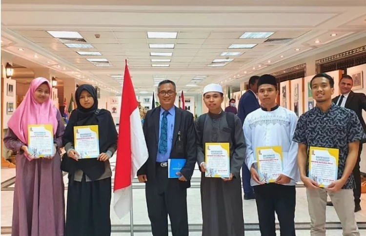 Delapan Mahasiswa Harumkan Indonesia di Pentas Lomba Karikatur Internasional Al-Azhar