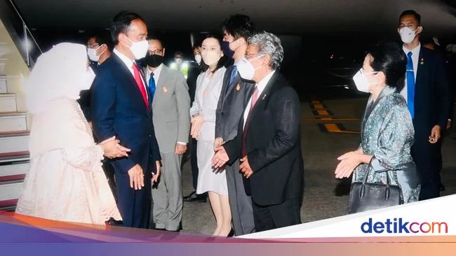 Usai Kunjungan ke China, Presiden Jokowi dan Iriana Tiba di Tokyo