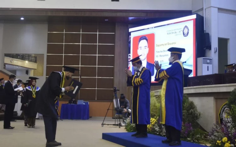 Undip Luluskan 2 Wisudawan Double Degree dan 23 Mahasiswa Internasional