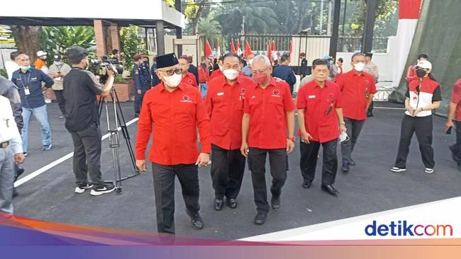 Sekjen PDIP Hasto-Bambang Pacul Tiba di KPU untuk Daftar Pemilu