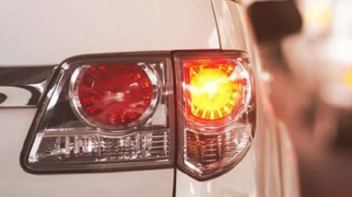 Lampu Sein Mobil Tidak Berkedip, Ketahui 5 Penyebabnya