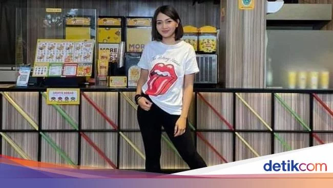 Gaya Riesca Rose yang Hobi Makan Bareng Teman di Restoran