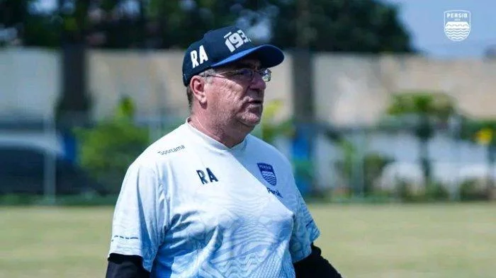 DESAKAN #ReneOut Kian Kuat, Bobotoh Datangi Graha Persib Bandung, Ini Kata Robert Alberts - Tribun-bali.com