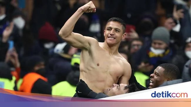 Kegirangan Tiba di Marseille, Alexis Sanchez Nyaris Cedera