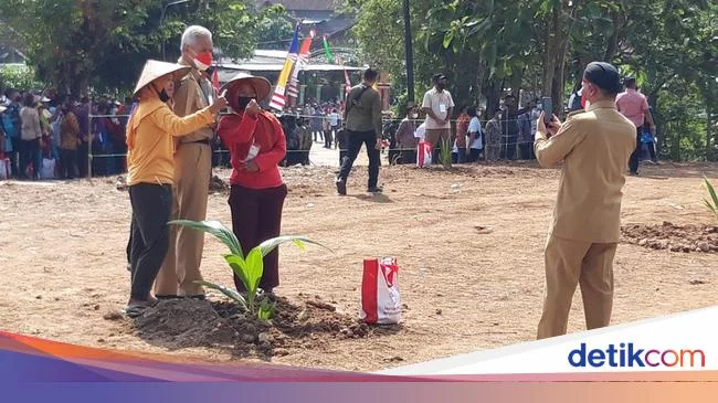 Momen Bupati Boyolali Jadi 'Fotografer' Emak-emak yang Minta Foto Bareng Ganjar