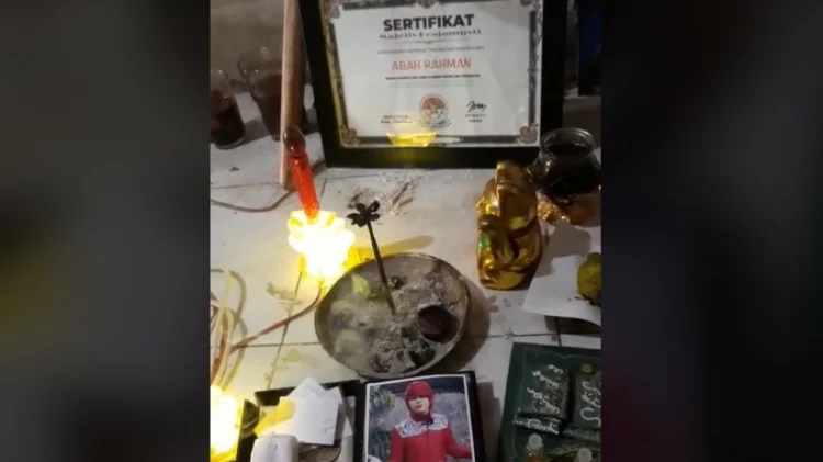 Video Viral Dukun Ritual Kirim Santet ke Pesulap Merah, Publik Ngakak Lihat Sertifikatnya