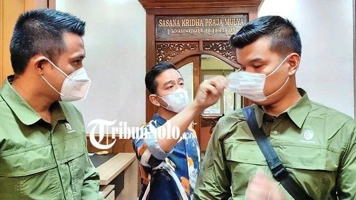 POPULER Regional: Aksi Gibran Tarik Masker Paspampres | Guru TK Dibunuh Kekasihnya